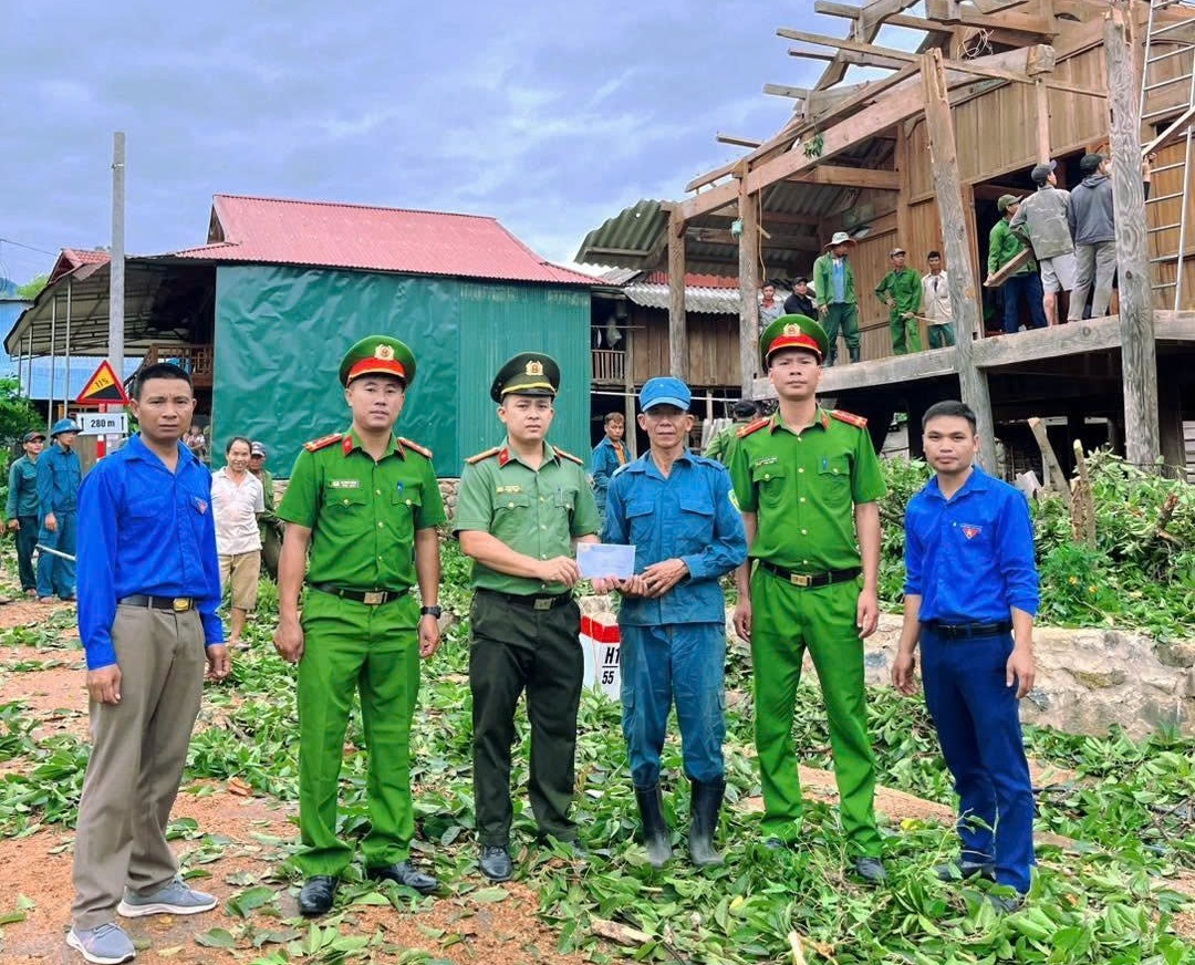 Thăm hỏi, động viên gia đình đồng chí Lữ Văn Sơn, thành viên tổ Bảo vệ ANTT ở cơ sở bản Pụng