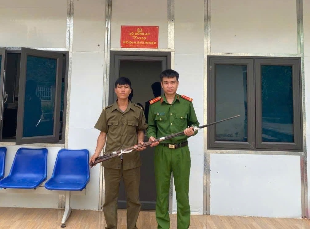Người dân tự nguyện giao nộp vũ khí tự chế
