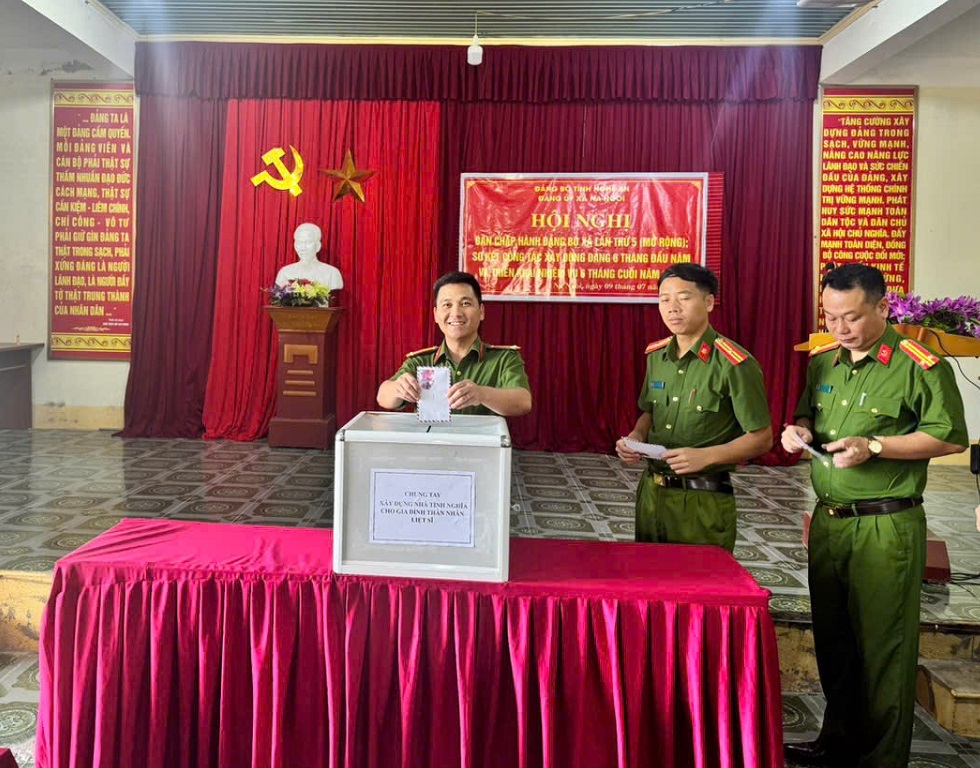 Công an xã Na Ngoi hưởng ứng ủng hộ xây dựng nhà cho thân nhân liệt sĩ