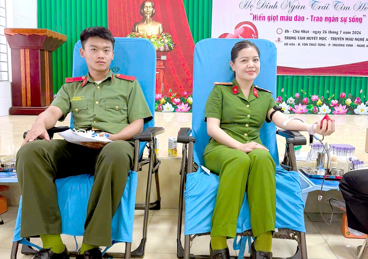 Đồng chí Trung tá Phạm Mai Anh - Cán bộ Trại tạm giam và đồng chí Nguyễn Minh - Sinh viên khoá D56 Học viện An ninh Nhân dân kịp thời hiến máu hỗ trợ gia đình đồng đội