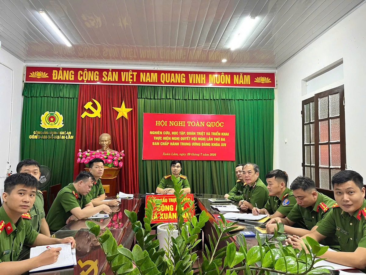 Chỉ huy, cán bộ, chiến sĩ Công an xã nghiêm túc học tập