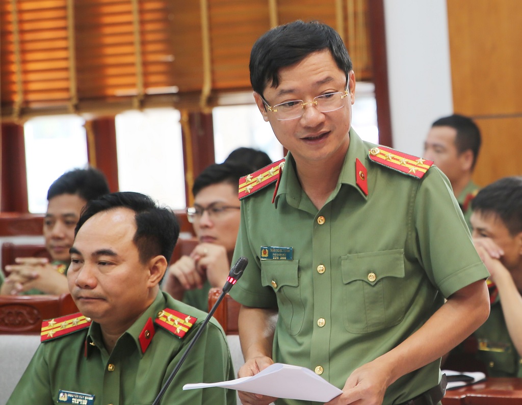 Đồng chí Đại tá Trần Ngọc Tuấn, Ủy viên Ban thường vụ Đảng ủy, Phó Giám đốc Công an tỉnh đã trình bày tóm tắt báo cáo sơ kết công tác lãnh đạo, chỉ đạo và tổ chức thực hiện Kết luận số 15 ngày 30/9/2021 của Bộ Chính trị của Ban thường vụ Đảng ủy Công an tỉnh Nghệ An
