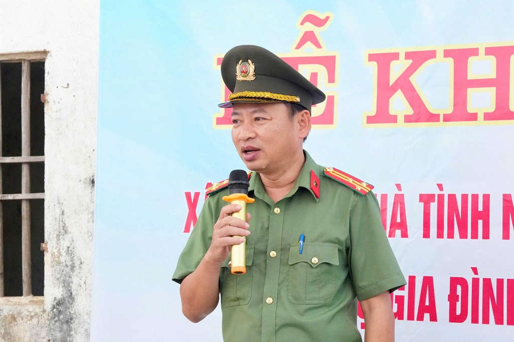 Đại diện Lãnh đạo Phòng Công tác chính trị Công an tỉnh phát biểu