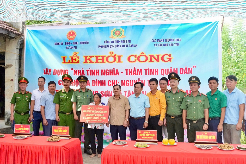 Trao biểu trưng hỗ trợ kinh phí xây nhà ở tặng gia đình bà Trương Thị Châu và gia đình bà Nguyễn Thị Châu