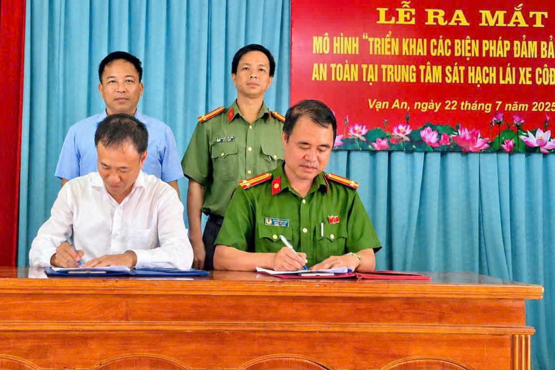 Đại diện 02 đơn vị ký kết thực hiện mô hình