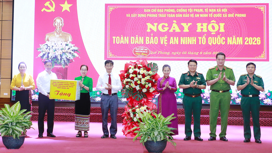Thay mặt Tỉnh ủy, HĐND, UBND, Ủy ban MTTQ Việt Nam tỉnh Nghệ An, đồng chí Võ Thị Minh Sinh trao quà chúc mừng Đảng bộ, chính quyền và Nhân dân xã Quế Phong
