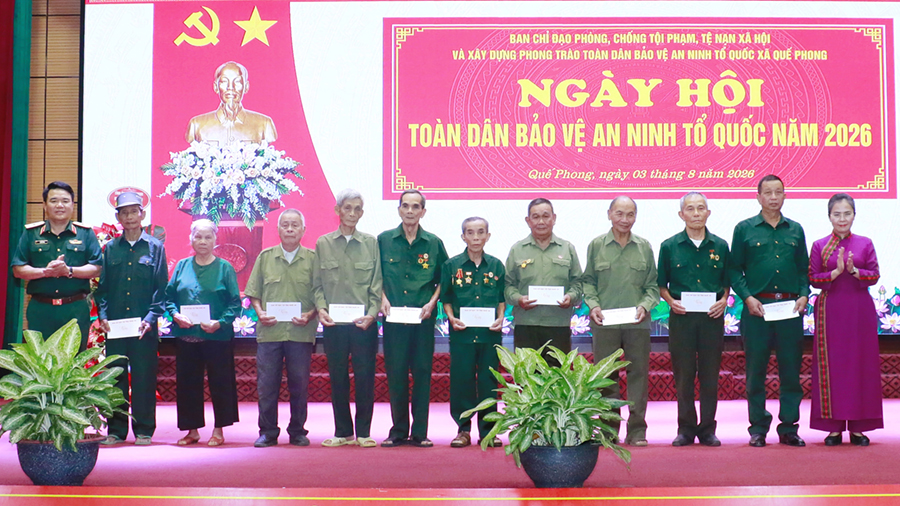 Trao 10 suất quà tặng gia đình chính sách, người có công