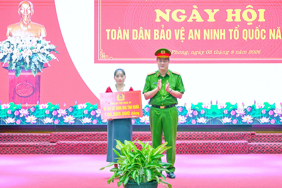 Đồng chí Đại tá Nguyễn Đức Cường - Ủy viên Ban Thường vụ Đảng ủy, Phó Giám đốc Công an tỉnh trao biểu trưng 