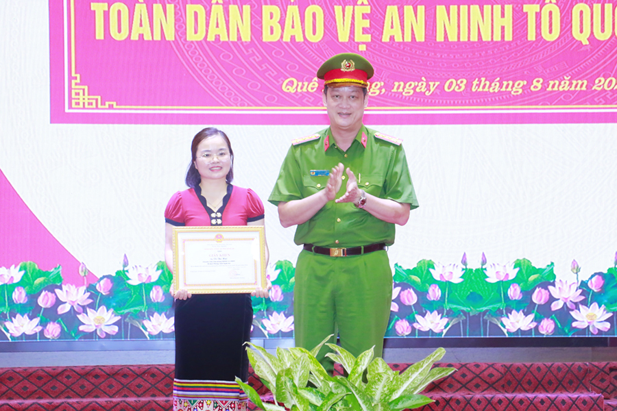 Đồng chí Đại tá Nguyễn Đức Cường - Ủy viên Ban Thường vụ Đảng ủy, Phó Giám đốc Công an tỉnh trao Giấy khen của Giám đốc Công an tỉnh tặng cá nhân có thành tích xuất sắc trong giữ gìn an ninh, trật tự tại cơ sở