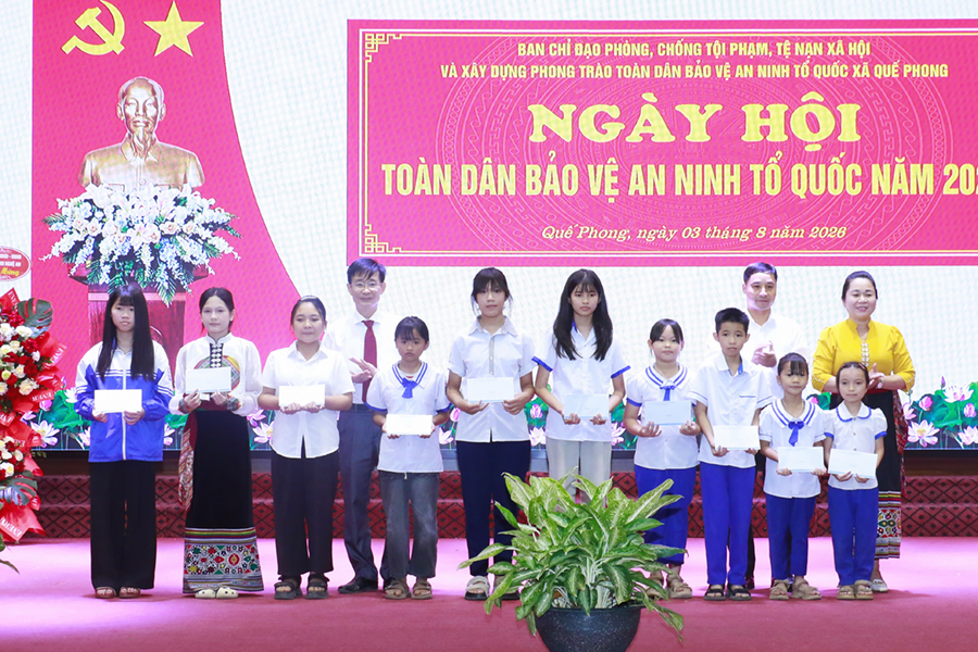 Trao quà khuyến học tặng học sinh nghèo hiếu học