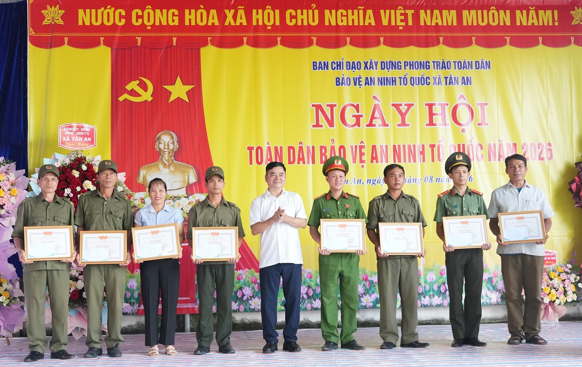 Trao Giấy khen tặng tập thể, cá nhân có thành tích xuất sắc trong Phong trào toàn dân bảo vệ an ninh Tổ quốc