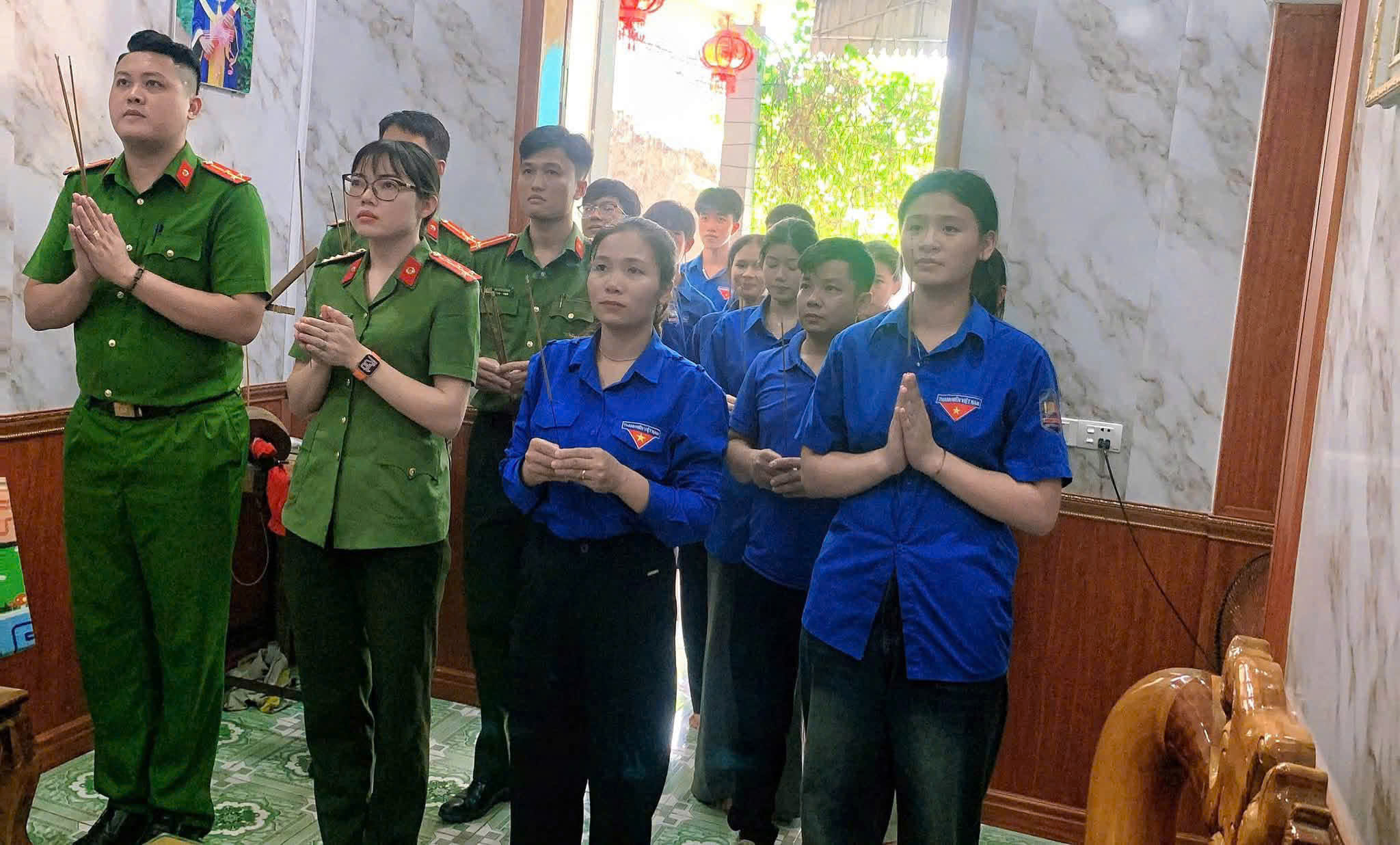 Công an xã thắp hương trước bàn thờ Liệt sĩ