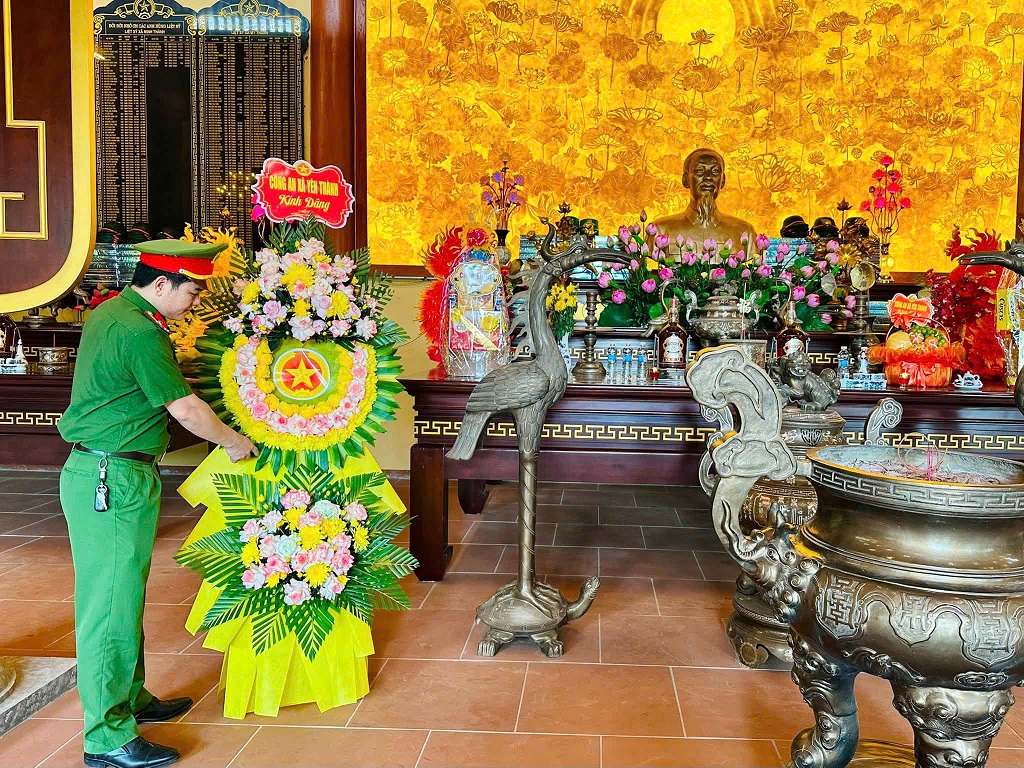 Công an xã dâng hương, dâng hoa tại Nghĩa trang Liệt sĩ Yên Thành