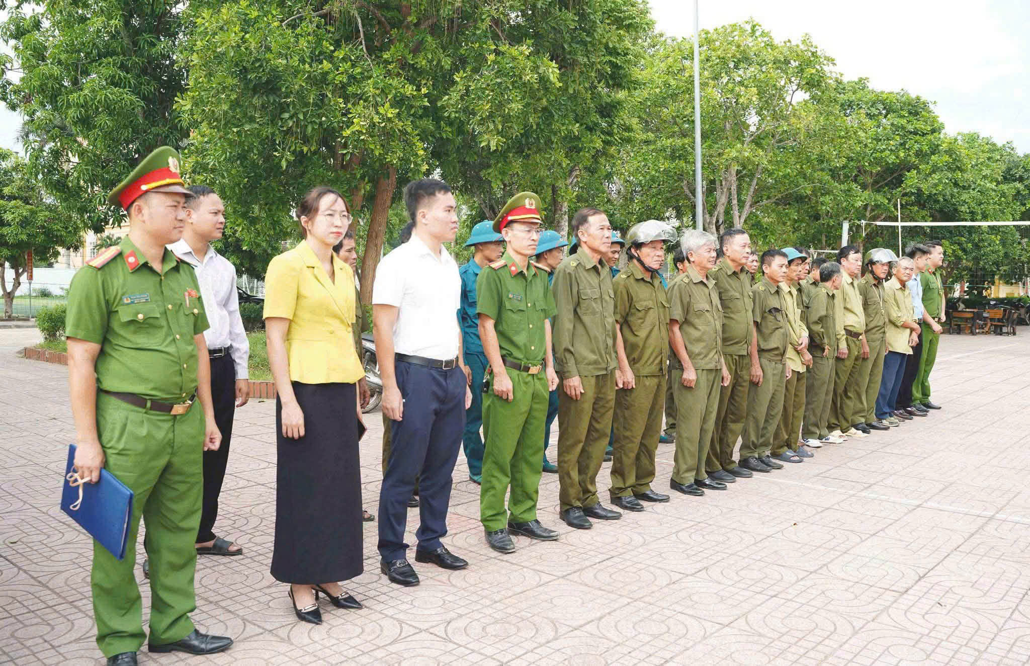 Công an xã tổ chức ra quân