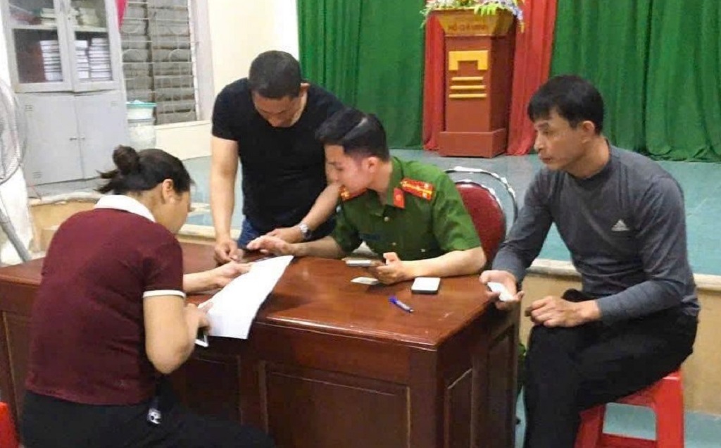 Công an phường Vinh Lộc hỗ trợ người dân thực hiện thủ tục hành chính trên môi trường điện tử
