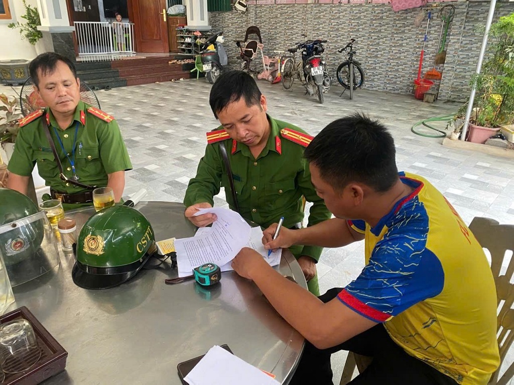 Công an phường Thành Vinh ra quân cao điểm bảo đảm trật tự đô thị, an toàn giao thông