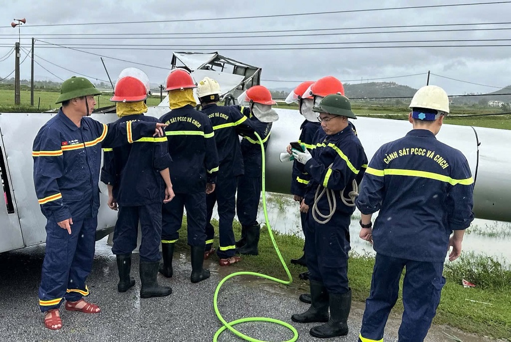 Cảnh sát PCCC và CNCH kiểm tra, hướng dẫn khắc phục nguy cơ mất an toàn về điện trước mùa mưa bão