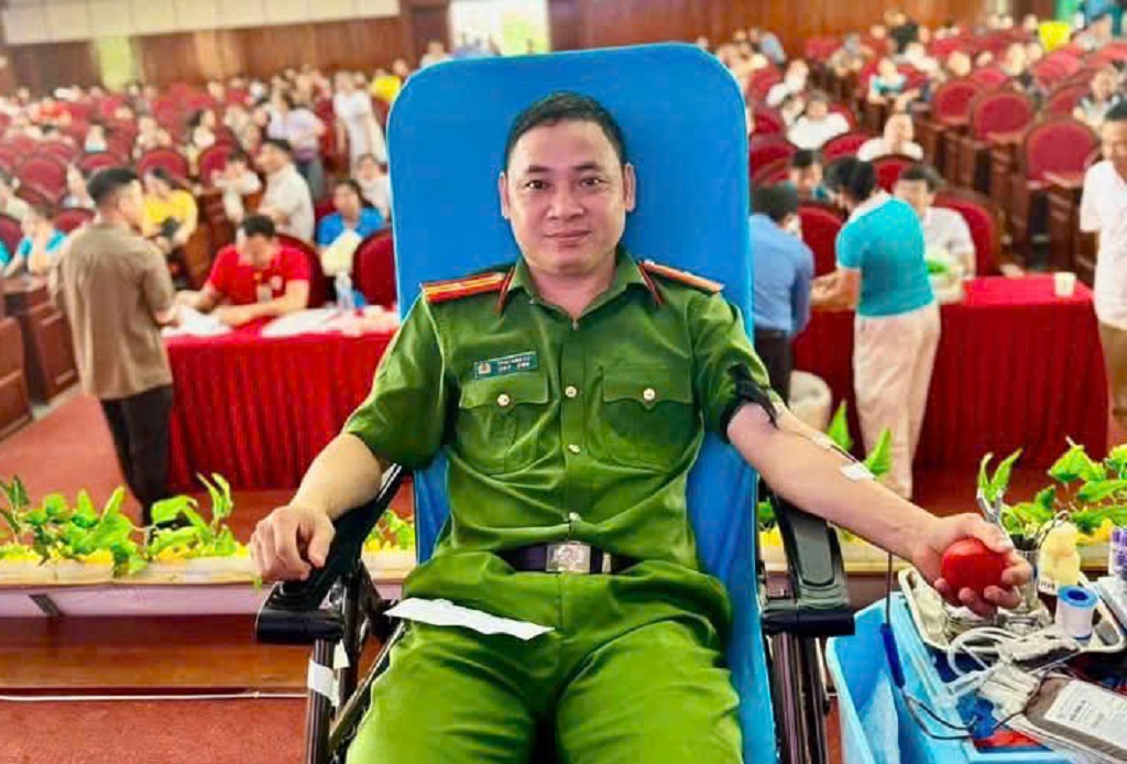 Công an xã tham gia hiến máu