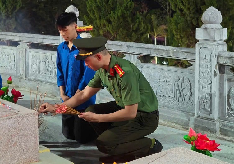 Dâng hương tri ân các Anh hùng, Liệt sĩ