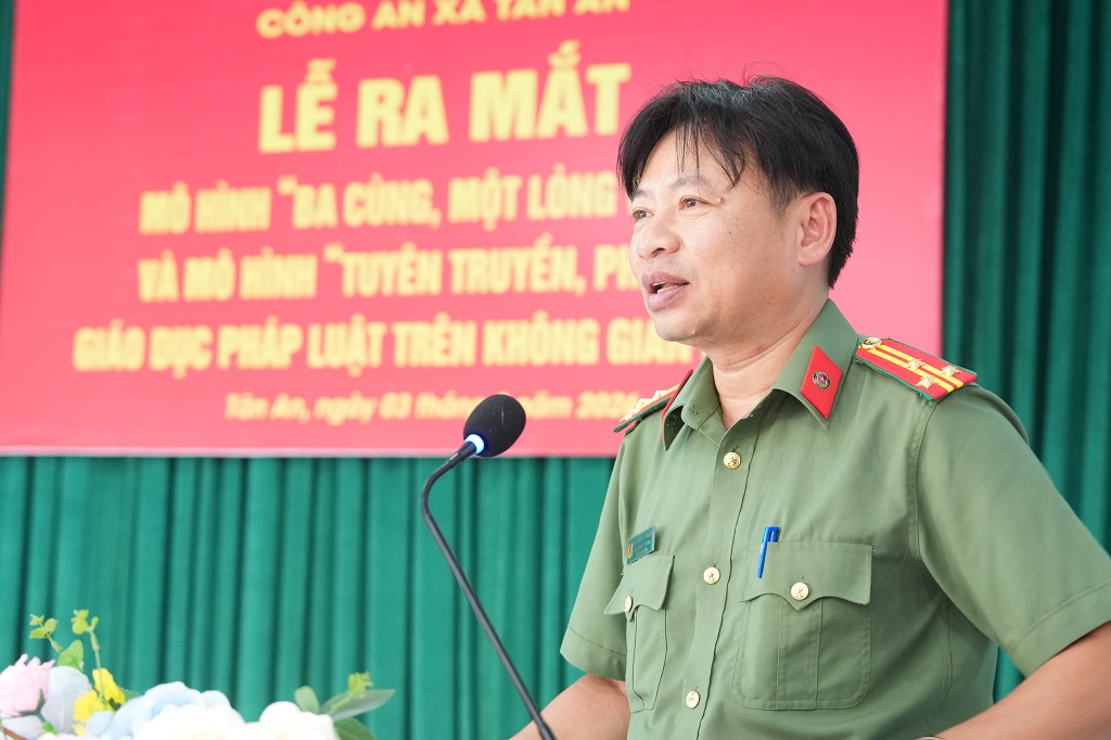 Đại diện Lãnh đạo Phòng Công tác chính trị Công an tỉnh phát biểu