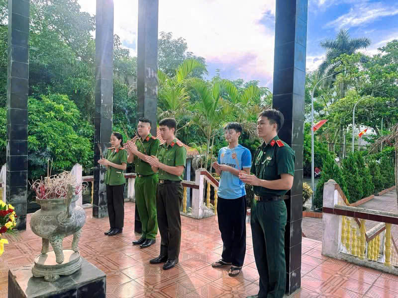 Công an xã dâng hương tại Nghĩa trang Liệt sĩ