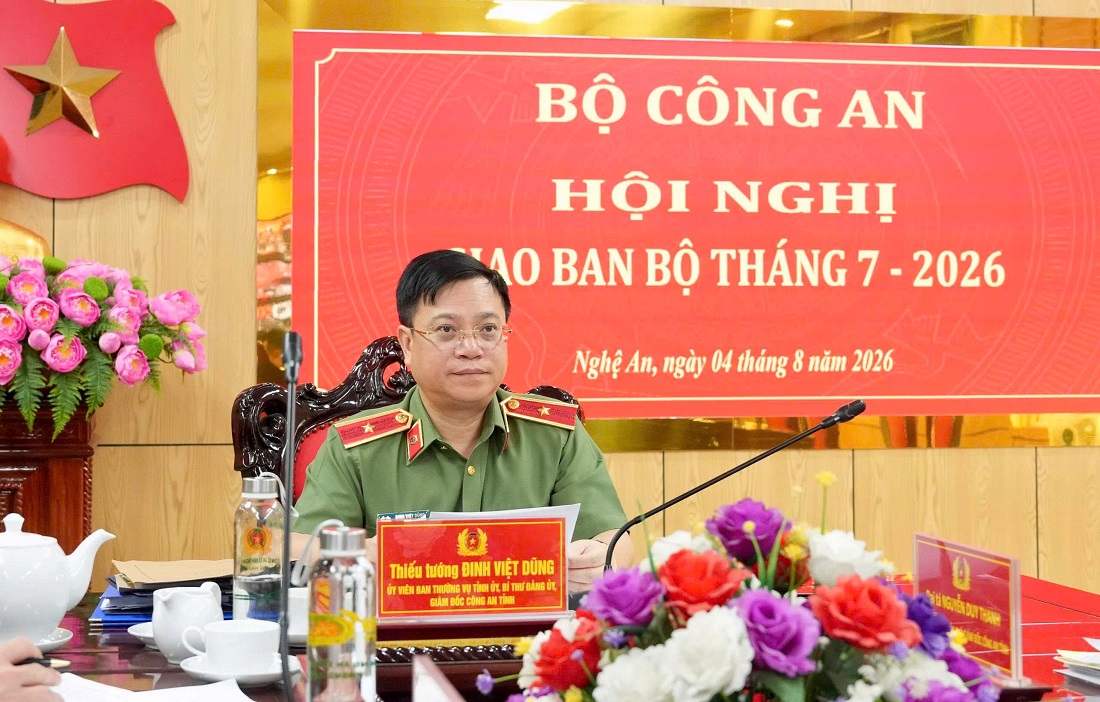 Đồng chí Thiếu tướng Đinh Việt Dũng, Ủy viên Ban Thường vụ Tỉnh ủy, Bí thư Đảng ủy, Giám đốc Công an tỉnh chủ trì Hội nghị tại điểm cầu Công an tỉnh Nghệ An