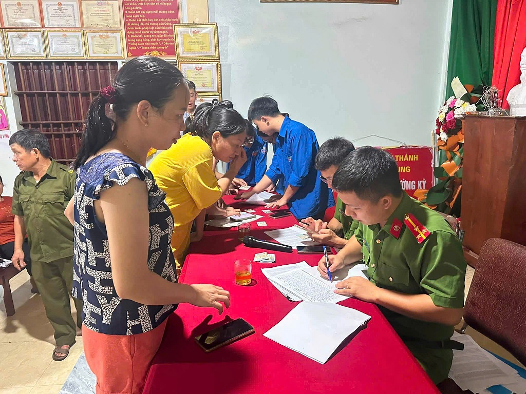 Công an xã hỗ trợ người dân