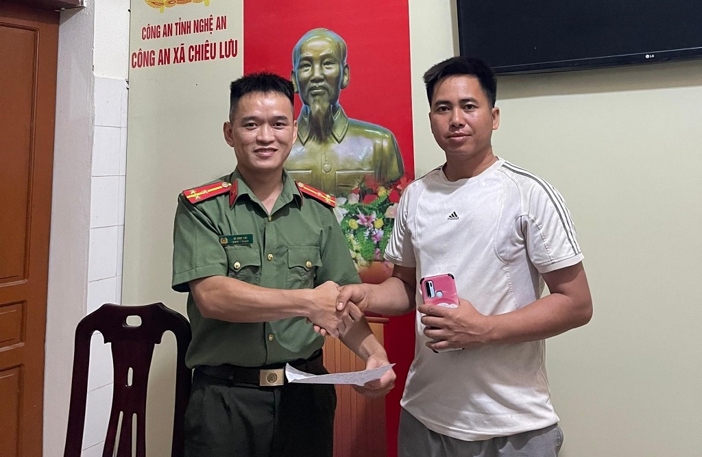 Công an xã Chiêu Lưu trao trả tài sản cho anh May