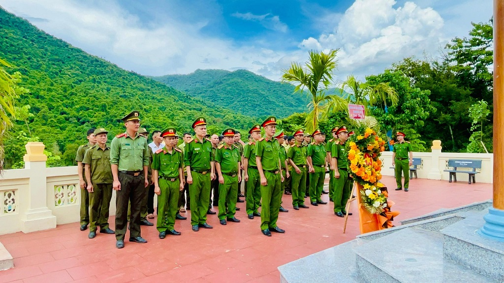 Công an xã Chiêu Lưu dâng hoa, dâng hương tri ân Anh hùng liệt sĩ