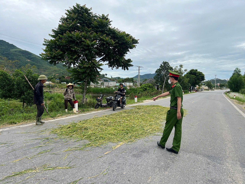 Công an xã nhắc nhở người dân không phơi rơm, rạ, nông sản trên lòng, lề đường