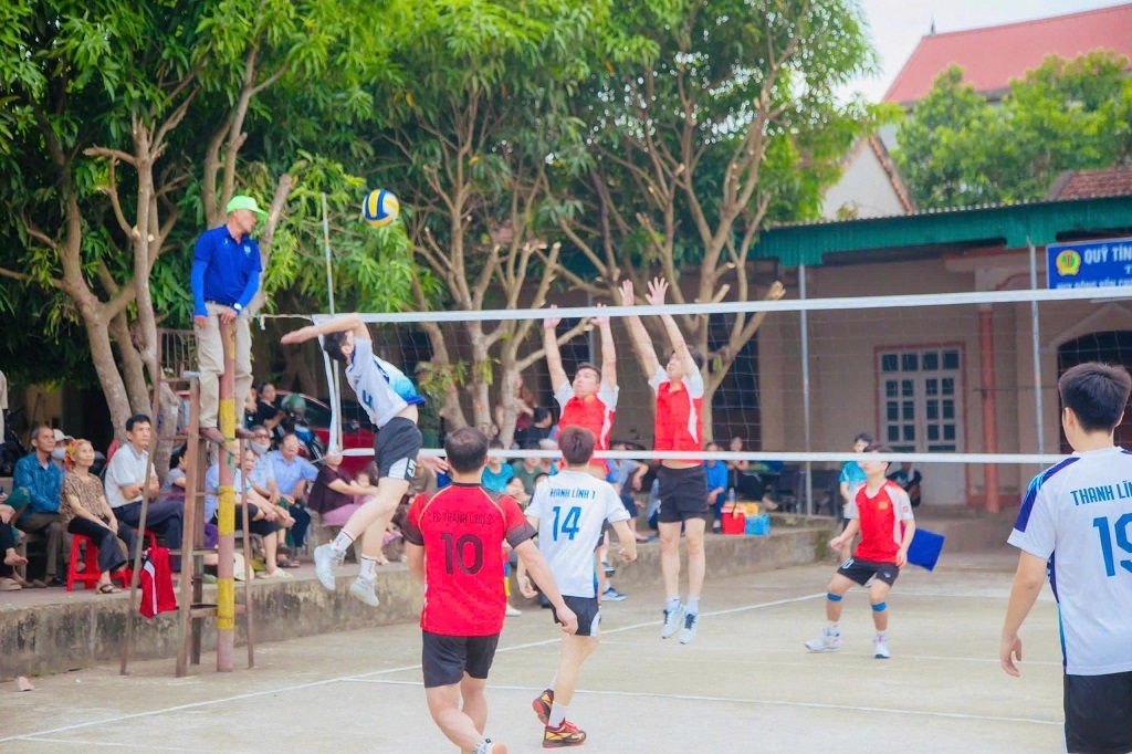 Các đội bóng thi đấu sôi nổi