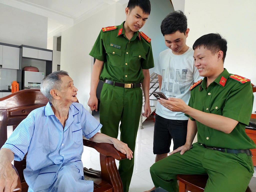 Công an xã thăm hỏi, tặng quà và hướng dẫn gia đình chính sách làm một số thủ tục hành chính trên môi trường điện tử