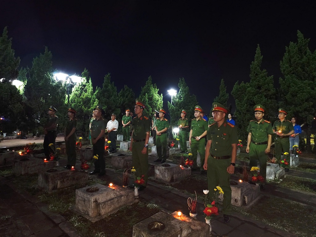 Công an xã Đại Đồng thắp nến tri ân Anh hùng Liệt sĩ