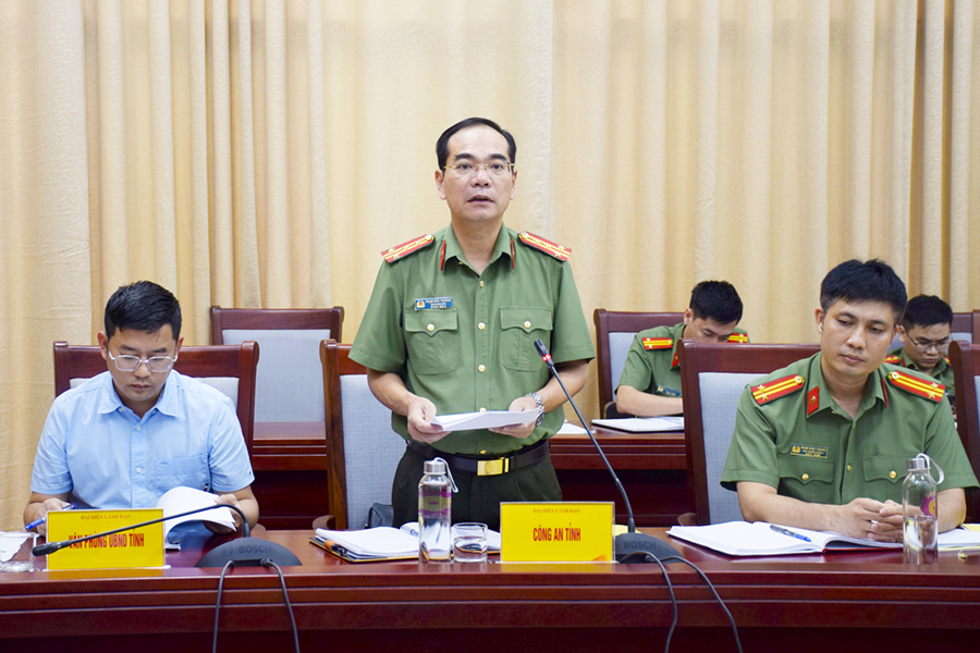 Đồng chí Đại tá Phạm Hữu Trường - Phó Giám đốc Công an tỉnh phát biểu tại cuộc họp