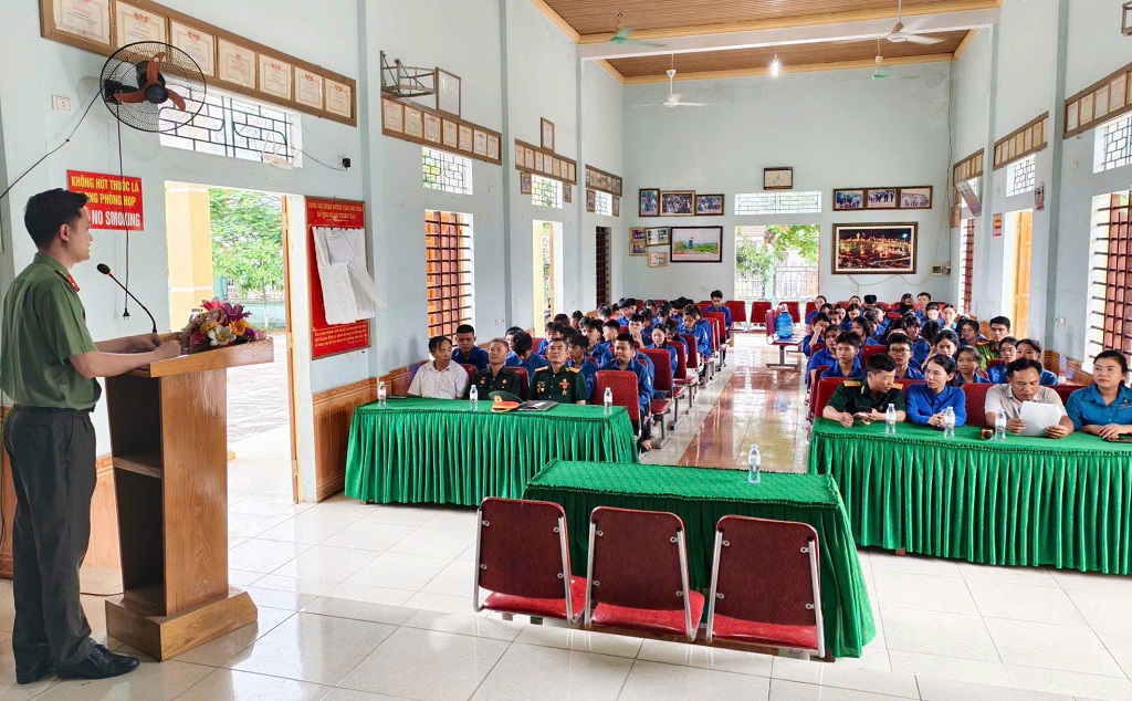 Cán bộ Công an tuyên truyền cho đoàn viên, thanh thiếu niên