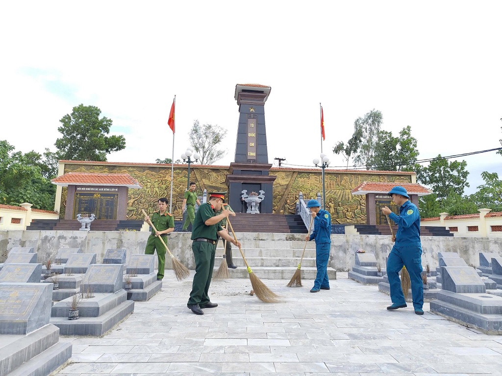 Chi đoàn Công an xã Đại Đồng phối hợp tổng dọn vệ sinh, chỉnh trang khuôn viên Nghĩa trang Liệt sĩ