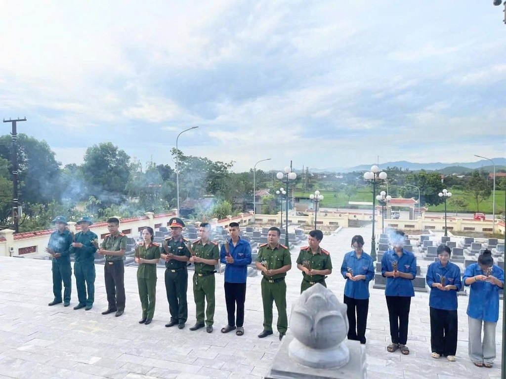 Chi đoàn Thanh niên Công an xã Đại Đồng, Chi đoàn Ban Chỉ huy Quân sự xã Đại Đồng và Chi đoàn Thanh Lĩnh 1 thắp hương tri ân sâu sắc đối với Anh hùng Liệt sĩ đã anh dũng hy sinh vì độc lập, tự do của Tổ quốc