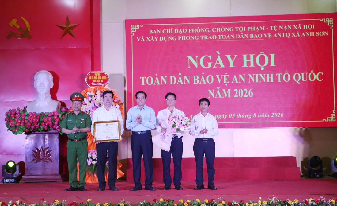 Chủ tịch UBND tỉnh Võ Trọng Hải tặng Bằng khen cho tập thể nhân dân và cán bộ xã Anh Sơn vì đã có thành tích xuất sắc trong phong trào “Toàn dân bảo vệ an ninh Tổ quốc