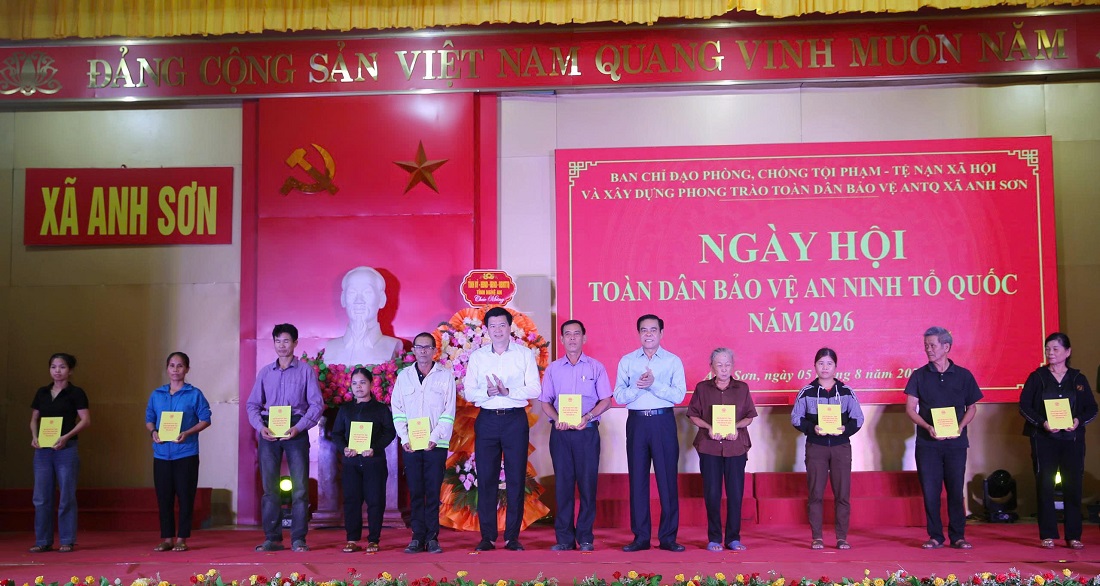 Chủ tịch UBND tỉnh Võ Trọng Hải và Phó Chủ tịch Thường trực Ủy ban MTTQ Việt Nam tỉnh Nghệ An Nguyễn Đình Hùng tặng quà cho 10 hộ nghèo xã Anh Sơn