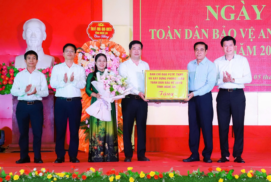 Chủ tịch UBND tỉnh Võ Trọng Hải và Phó Chủ tịch Thường trực Ủy ban MTTQ Việt Nam tỉnh Nghệ An Nguyễn Đình Hùng trao quà cho xã Anh Sơn