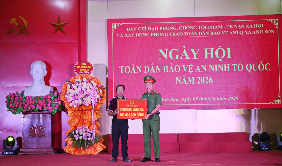 Đại tá Nguyễn Duy Thanh - Phó Giám đốc Công an Nghệ An trao hỗ trợ xây dựng nhà tình nghĩa 100 triệu đồng