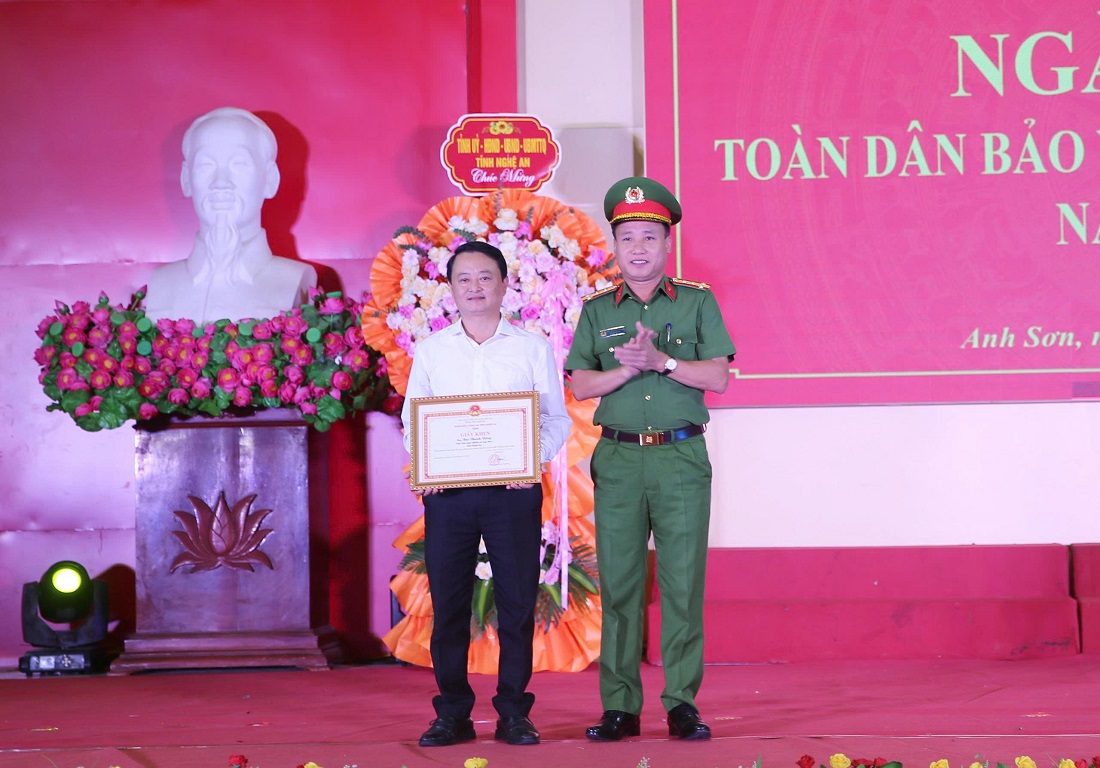 Đại tá Nguyễn Duy Thanh - Phó Giám đốc Công an Nghệ An trao Giấy khen của Giám đốc Công an tỉnh đối với cá nhân có thành tích xuất sắc trong phong trào “Toàn dân bảo vệ an ninh Tổ quốc
