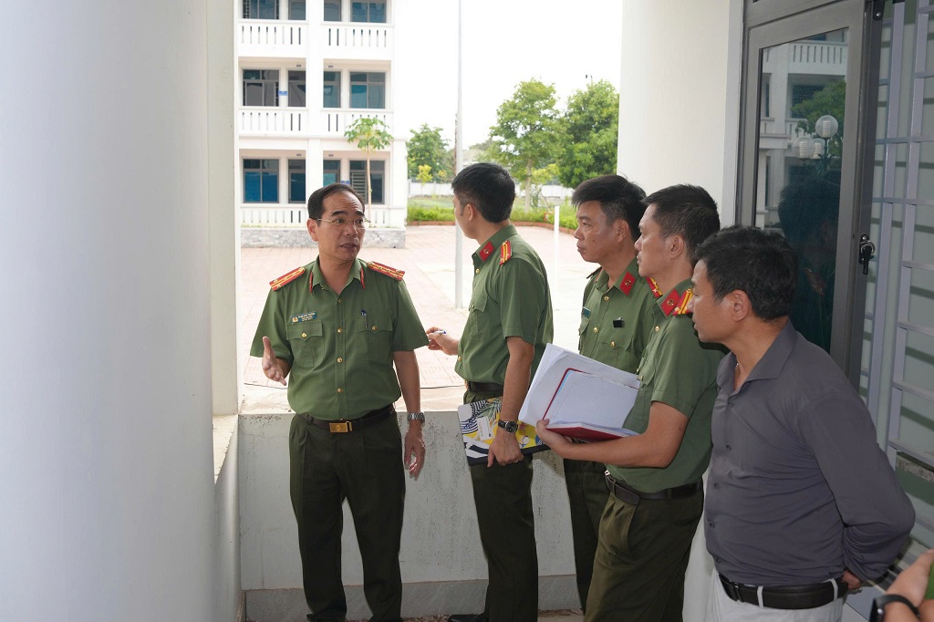 Đồng chí Đại tá Phạm Hữu Trường, Phó Giám đốc Công an tỉnh trực tiếp kiểm tra tiến độ cải tạo, nâng cấp công trình, công tác chuẩn bị các hạng mục phục vụ lễ công bố tại Trường Văn hóa Công an nhân dân VI