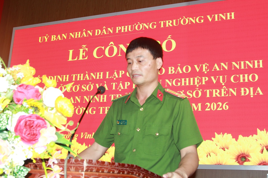 Đồng chí Thượng tá Trần Đình Hà, Trưởng Công an phường phát biểu tại buổi lễ