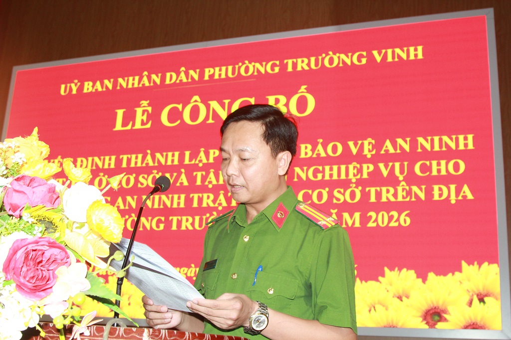 Đại diện Công an phường thông qua Quyết định các Tổ tham gia bảo vệ an ninh, trật tự ở cơ sở sau khi thực hiện việc sắp xếp, kiện toàn khối dân cư      