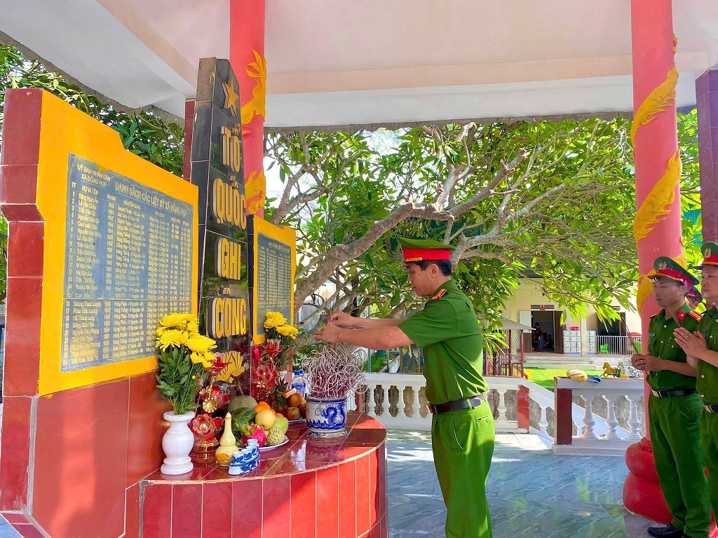 Công an xã dâng hương, dâng hoa tại Nghĩa trang Liệt sĩ 