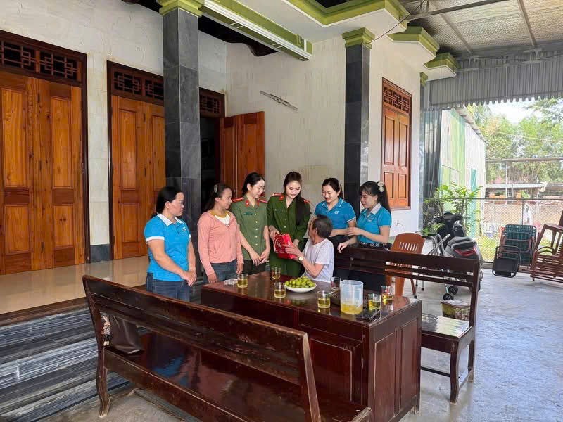 Công an xã thăm hỏi, tặng quà nhân Ngày Thương binh - Liệt sĩ
