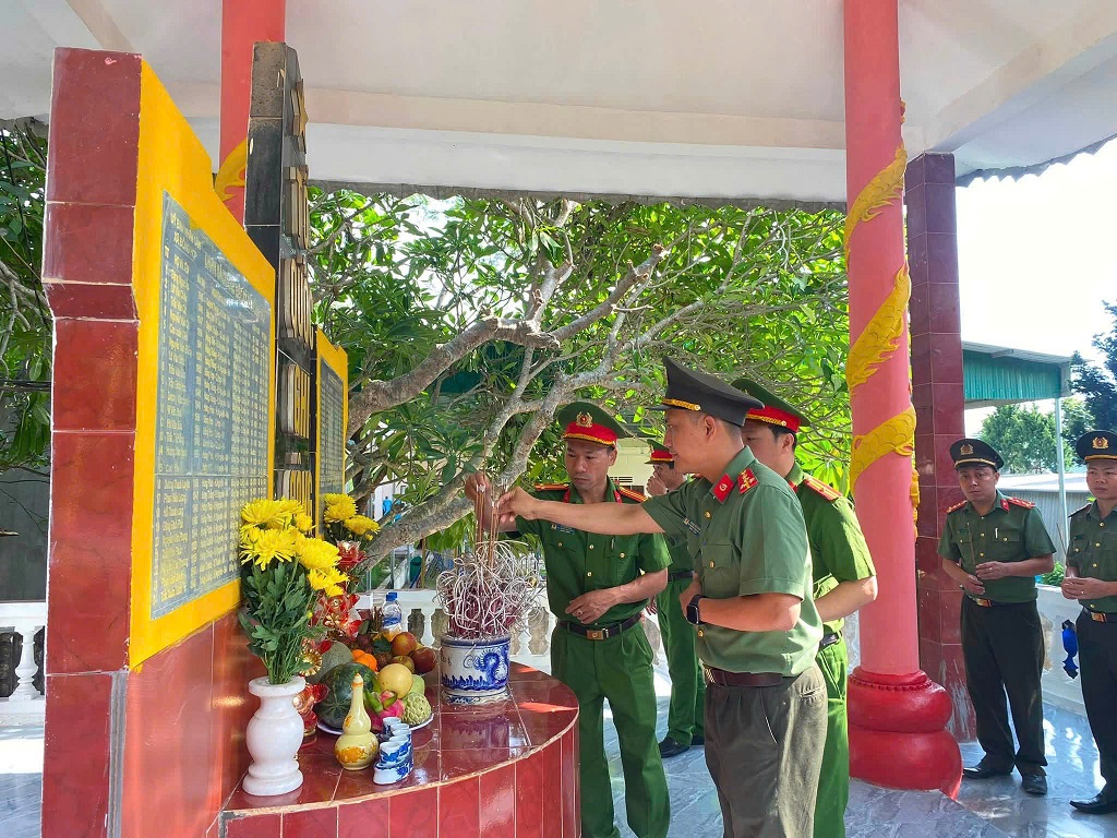 Công an xã dâng hương, dâng hoa tại Nghĩa trang Liệt sĩ