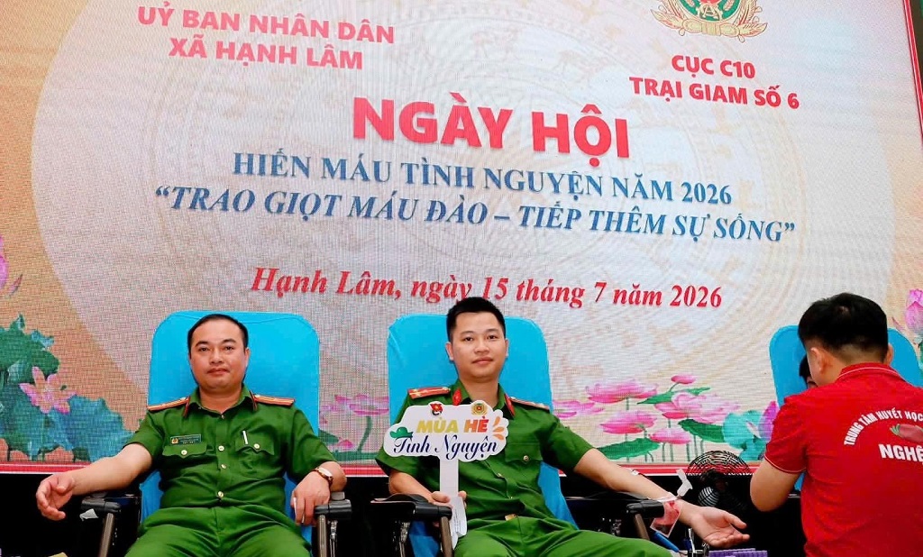 Cán bộ, chiến sĩ Công an xã Hạnh Lâm tham gia hiến máu