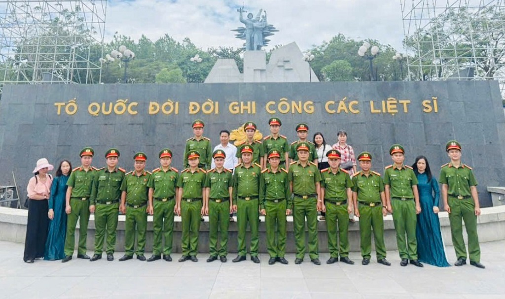 Cán bộ, chiến sĩ Công an xã Bích Hào dâng hoa, dâng hương Anh hùng Liệt sĩ tại Thành cổ Quảng Trị